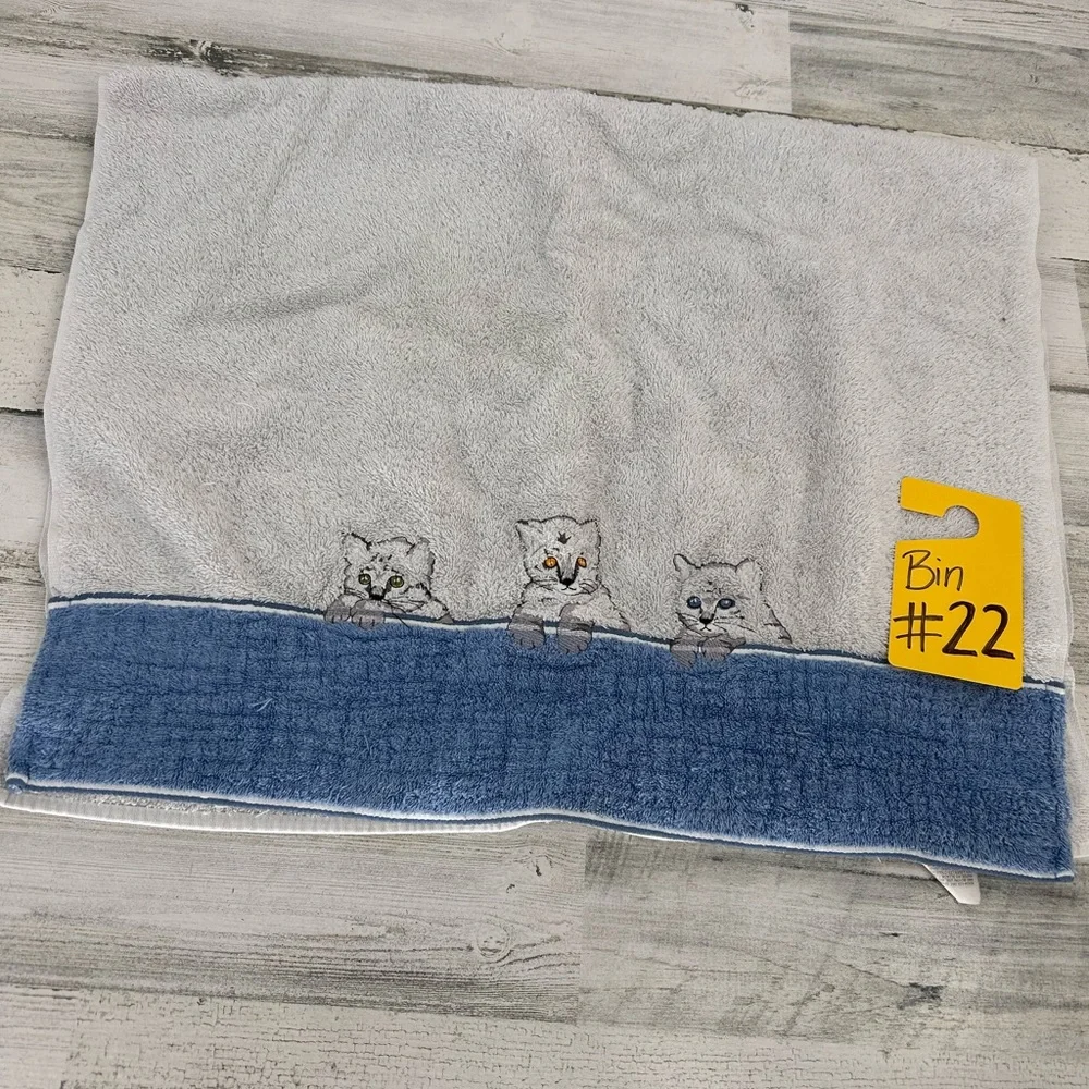 EMBROIDERED PEEKABOO KITTENS CATS BathTOWEL MARTEX BLUE WHITE